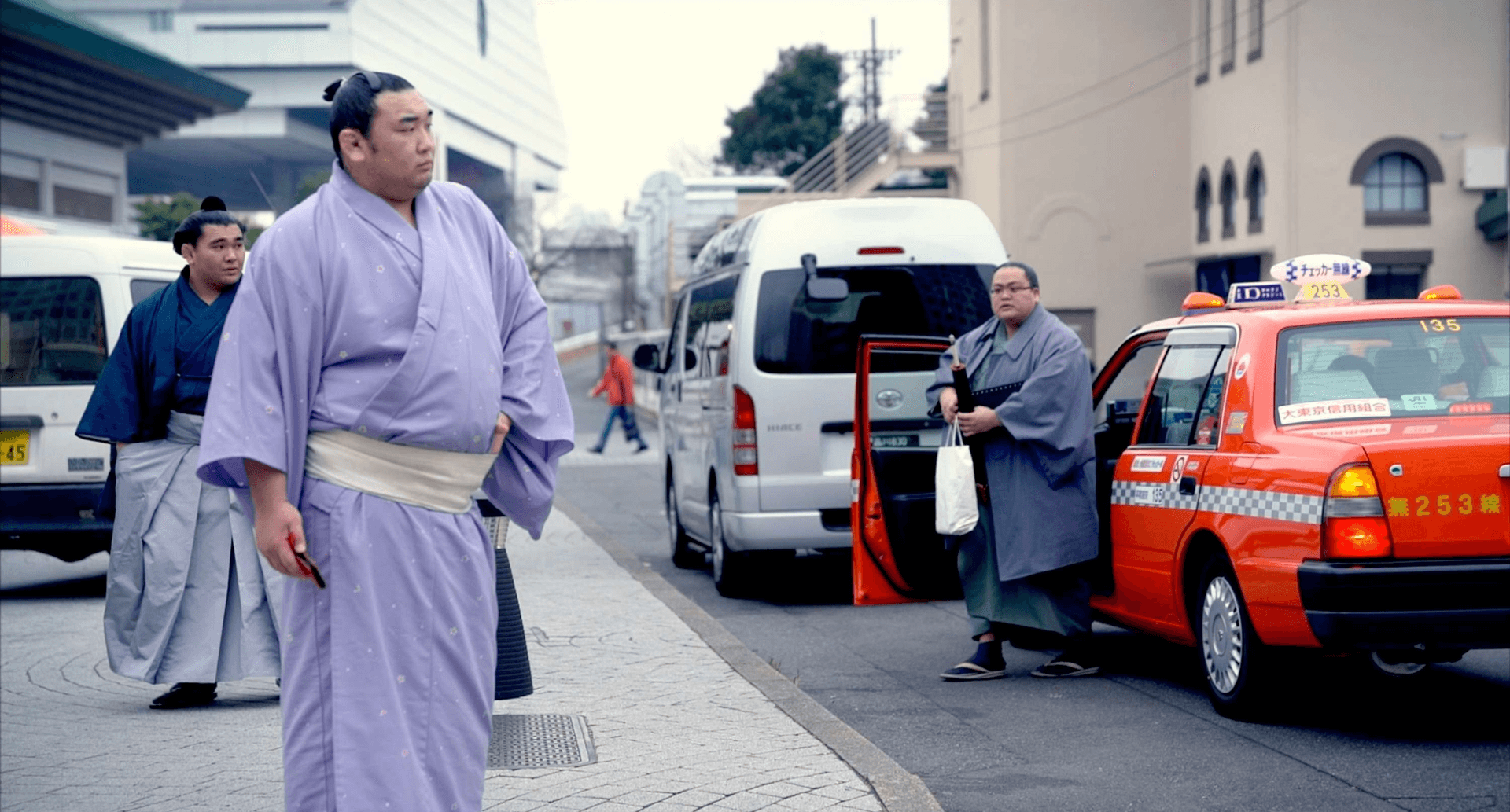 Bashoiri - The arrival of the sumo wrestlers, street style